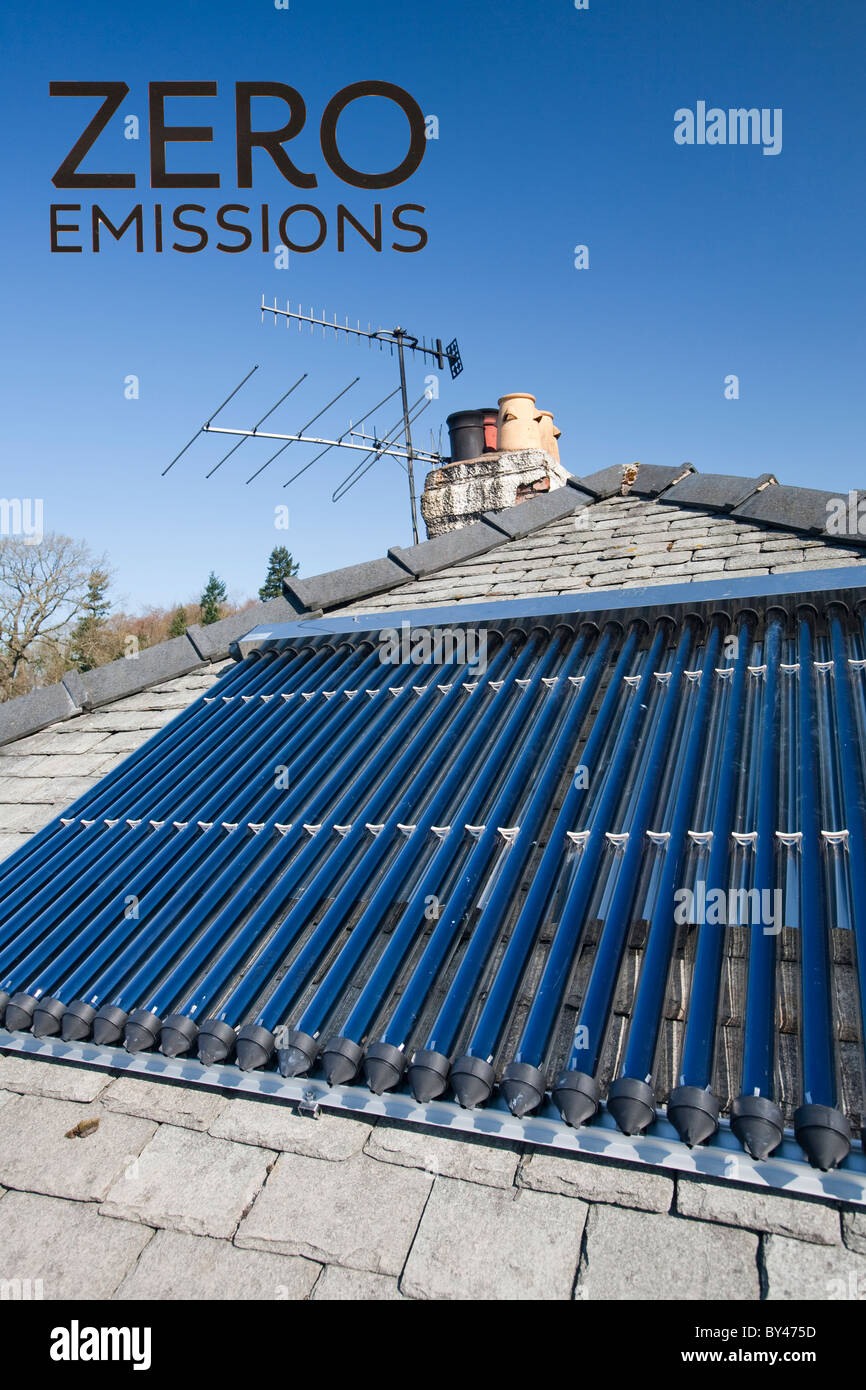 Ein Soalr Panel-Wasser-Heizung auf einem Hausdach in Ambleside, Cumbria, UK Stockfoto