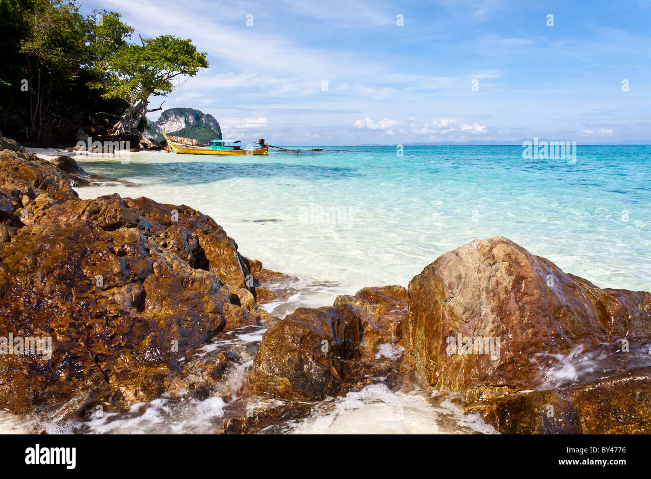 Klares Wasser und schönen einsamen tropischen Strand Stockfoto