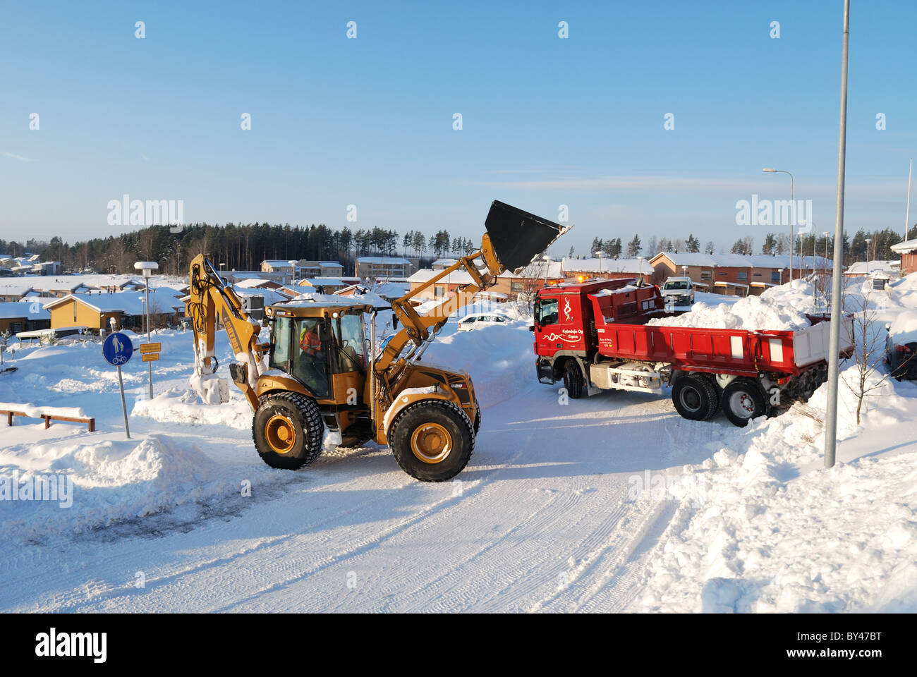 Schneeräumung von Wohngebiet Einfahrten nach Schneefällen, Espoo, Finnland Stockfoto