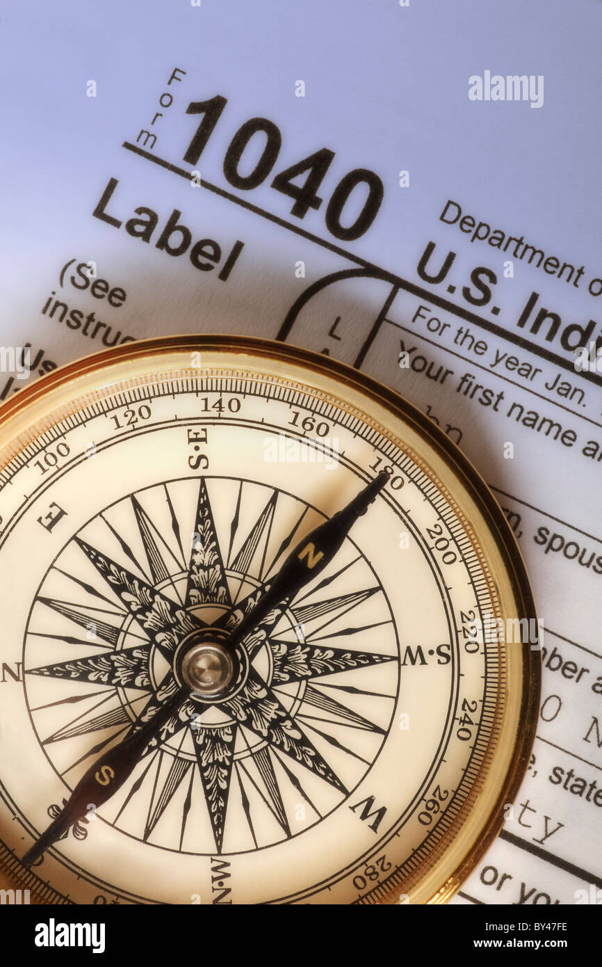 Kompass in einem Federal Income Tax 1040 Formular veranschaulicht das Konzept der Einkommensteuer Vorbereitung und Begleitung Stockfoto