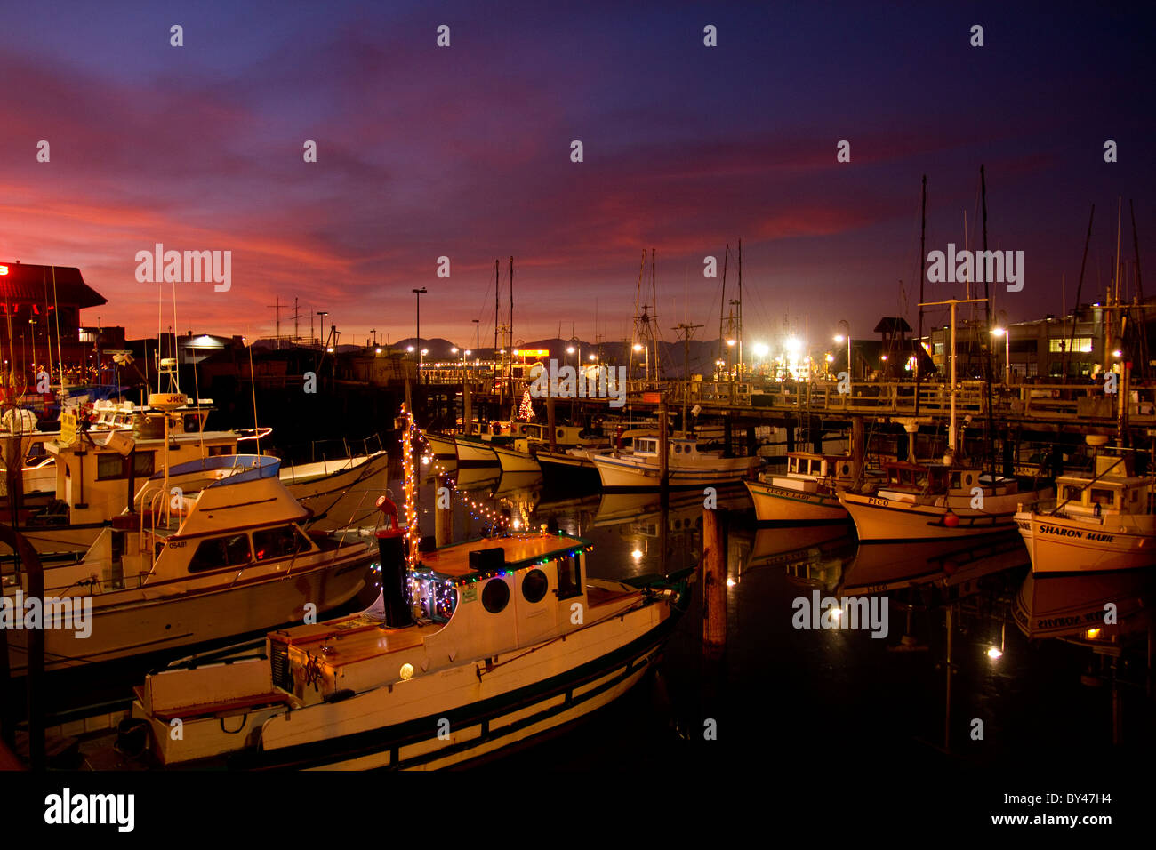 Fishermans Wharf Bootsdock mit Weihnachten nachts leuchtet San Francisco (nur Redaktion) Stockfoto
