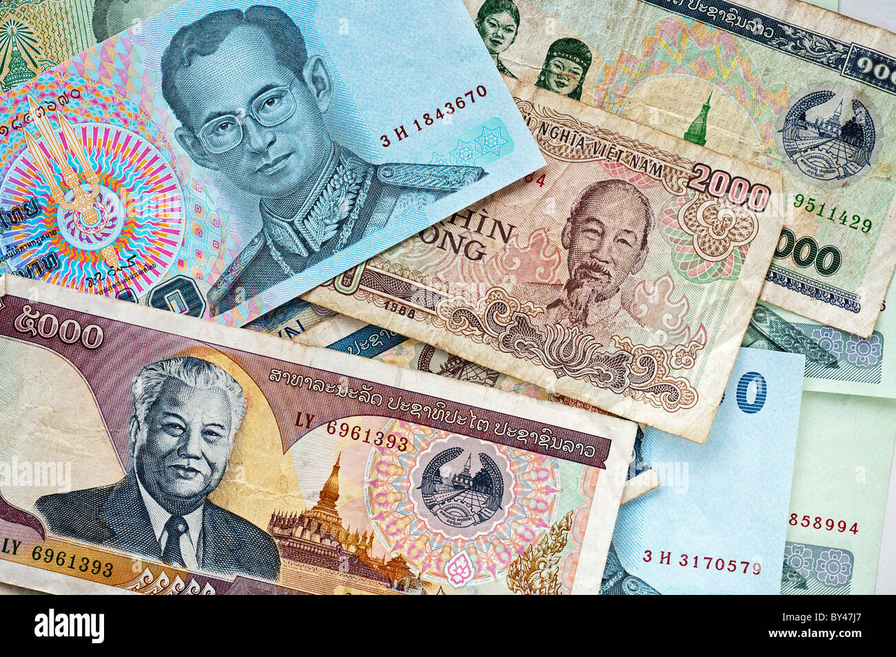 Foto von mehreren Währungen aus Südost-Asien, Thai Baht, Lao Kip und Vietnamesische Dong. Stockfoto