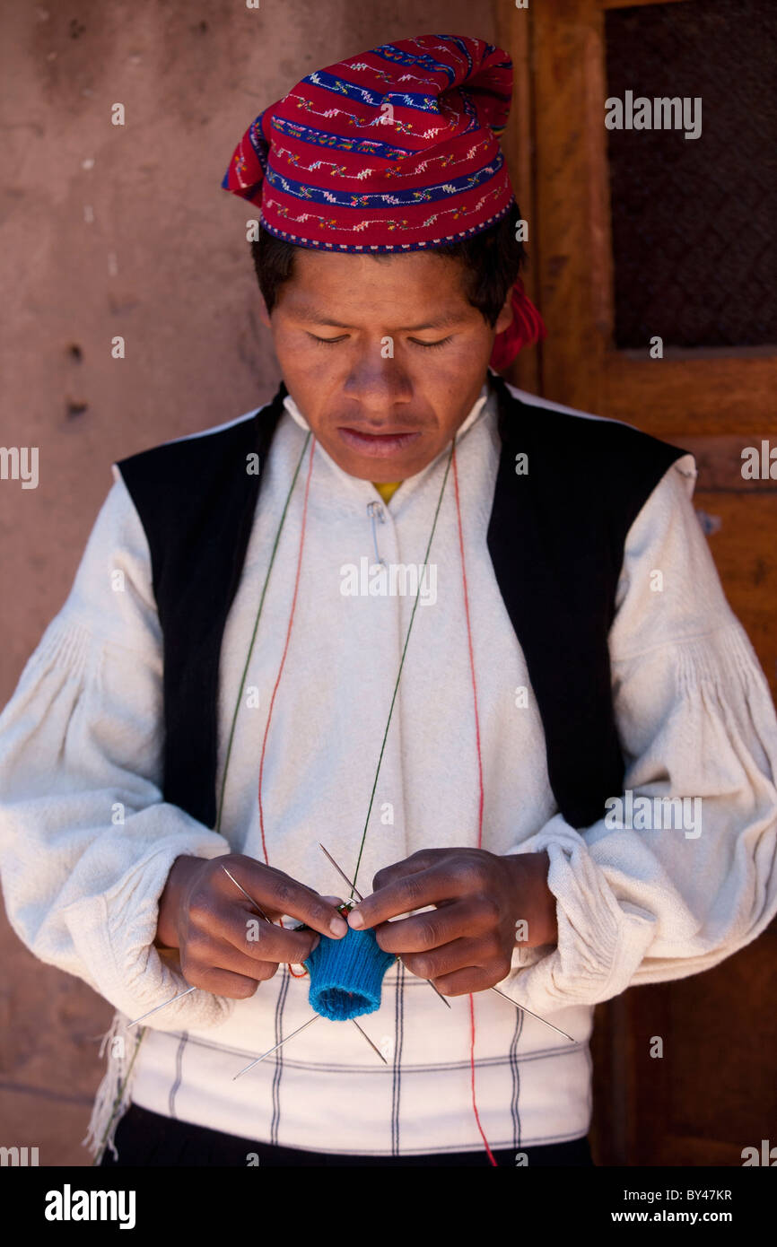 Ein Mann strickt, einen Hut oder Gipfel auf der Insel Taquile auf dem Titicacasee Stockfoto