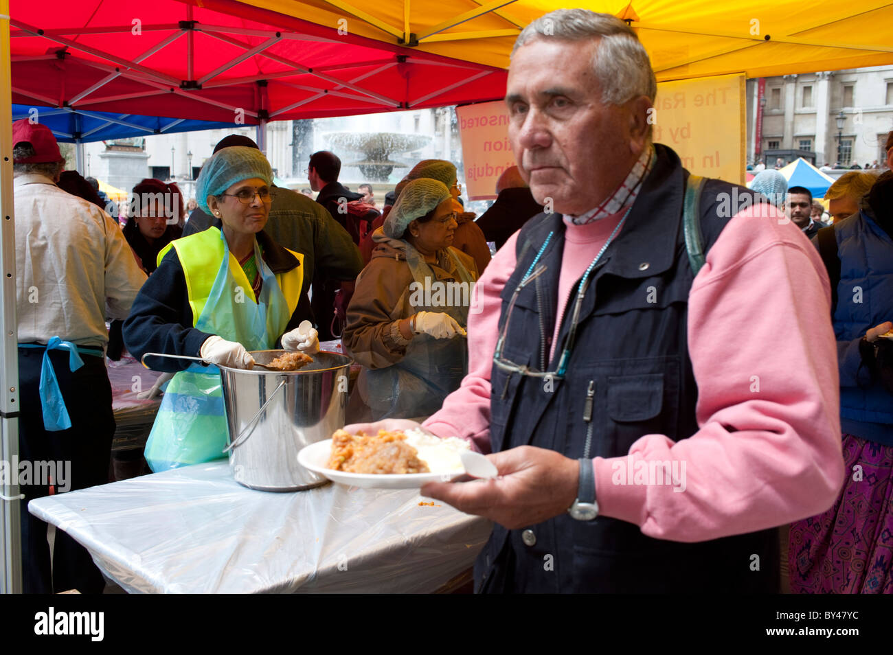 Mann mit kostenlose Mahlzeit zur Feier des Ratha Yatra The Hindu-Festival der Streitwagen, Trafalgar Square, London 2010 Stockfoto Mann mit kostenlose Mahlzeit zur Feier des Ratha Yatra The Hindu-Festival der Streitwagen, Trafalgar Square, London 2010 Stockfoto