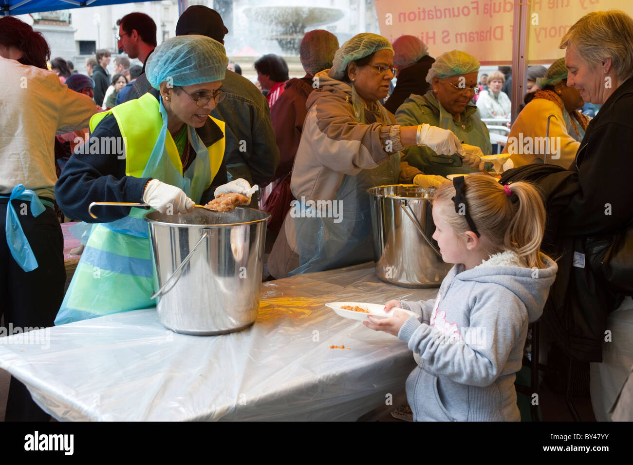 Kinder erhalten kostenloses Essen zur Feier des Ratha Yatra The Hindu-Festival der Streitwagen, Trafalgar Square, London 2010 Stockfoto Kinder erhalten kostenloses Essen zur Feier des Ratha Yatra The Hindu-Festival der Streitwagen, Trafalgar Square, London 2010 Stockfoto