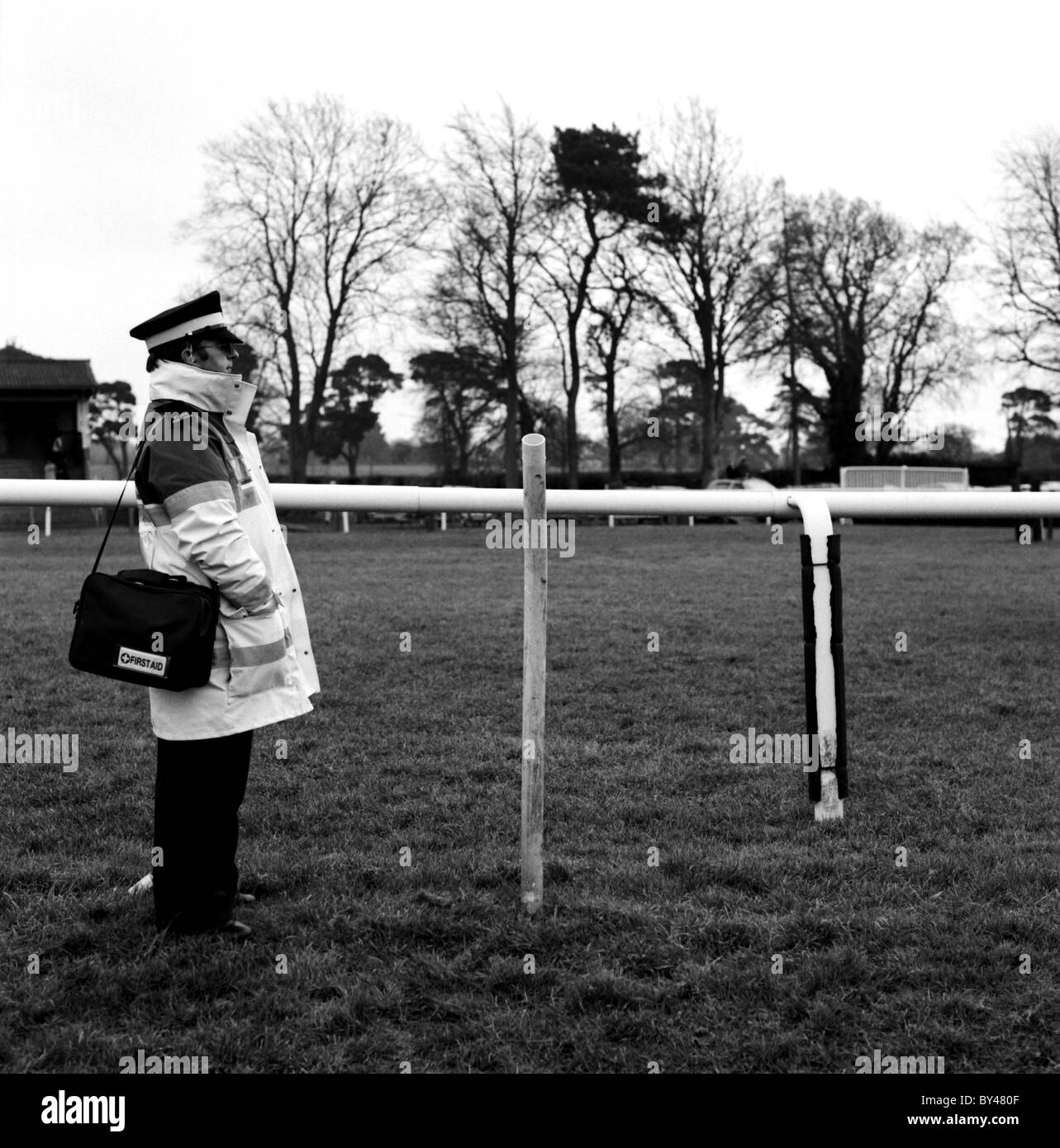Sanitäter mit seinen erste Hilfe bei Newbury Rennen. England Stockfoto