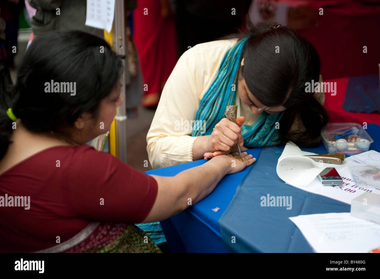 Hand, die Verzierung mit Henna während der Feier des Ratha Yatra hinduistische Festival der Streitwagen, Trafalgar Square, London 2010 Stockfoto Hand, die Verzierung mit Henna während der Feier des Ratha Yatra hinduistische Festival der Streitwagen, Trafalgar Square, London 2010 Stockfoto