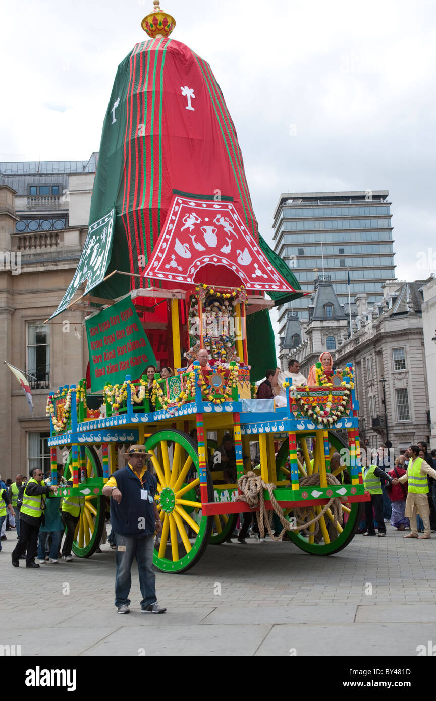 Schieben dem Wagen während der Feier des Ratha Yatra hinduistische Festival der Streitwagen, Trafalgar Square, London 2010 Stockfoto Schieben dem Wagen während der Feier des Ratha Yatra hinduistische Festival der Streitwagen, Trafalgar Square, London 2010 Stockfoto