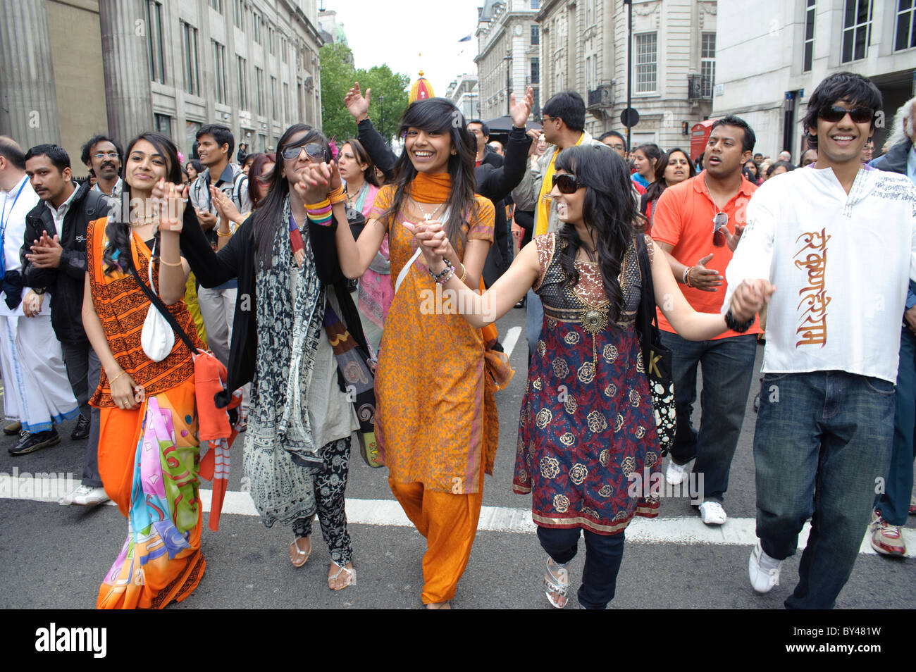 Junge Frauen, die führenden Prozession zum Feiern Ratha Yatra The Hindu-Festival der Streitwagen, Trafalgar Square, London 2010 Stockfoto Junge Frauen, die führenden Prozession zum Feiern Ratha Yatra The Hindu-Festival der Streitwagen, Trafalgar Square, London 2010 Stockfoto