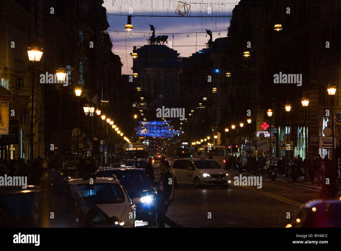 Rom Italien Stadt Nacht Szene Autos Verkehr auf Straße Stockfoto