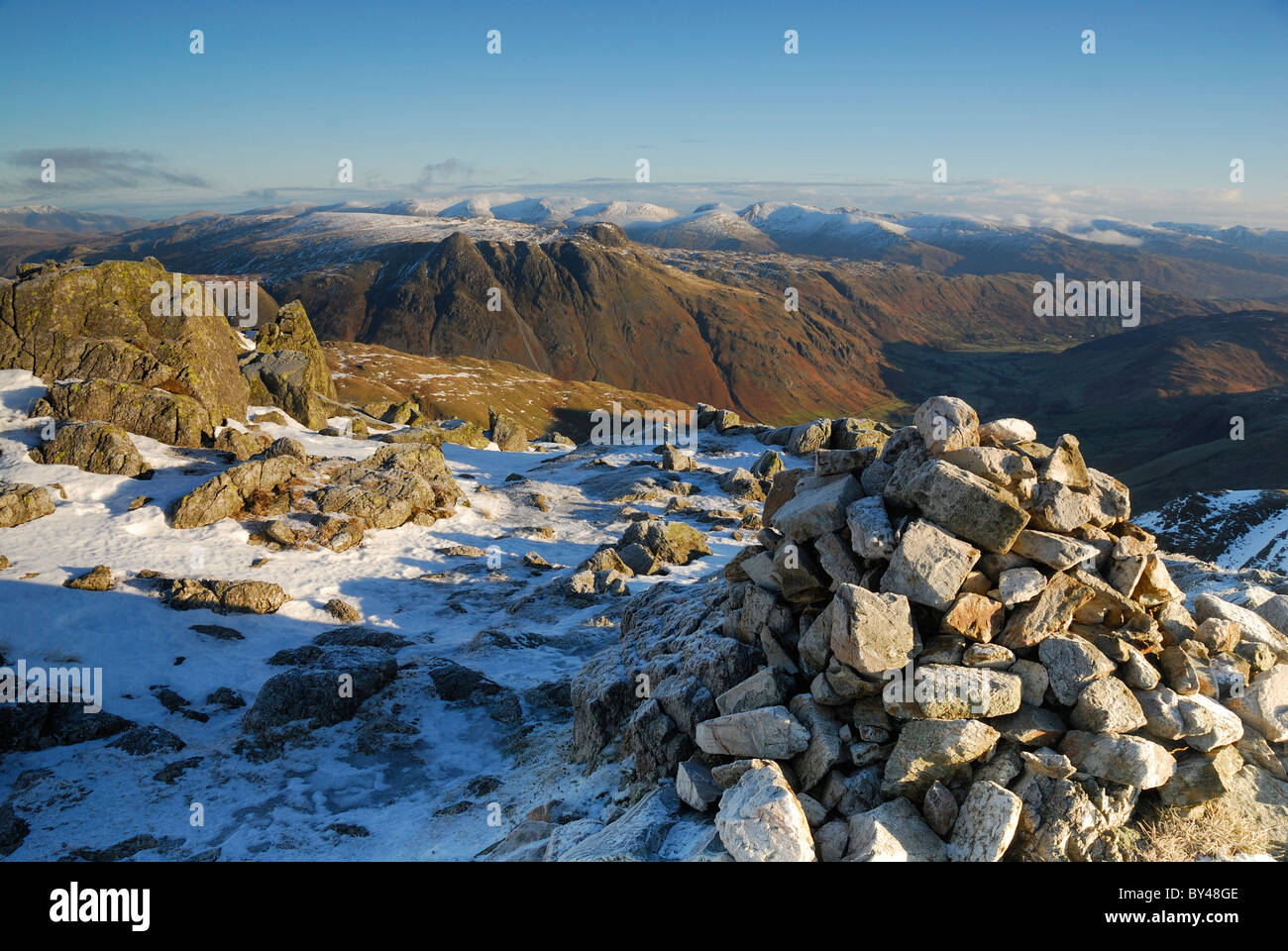 Blick auf die Langdale Pikes vom Nordwestgrat im englischen Lake District Stockfoto