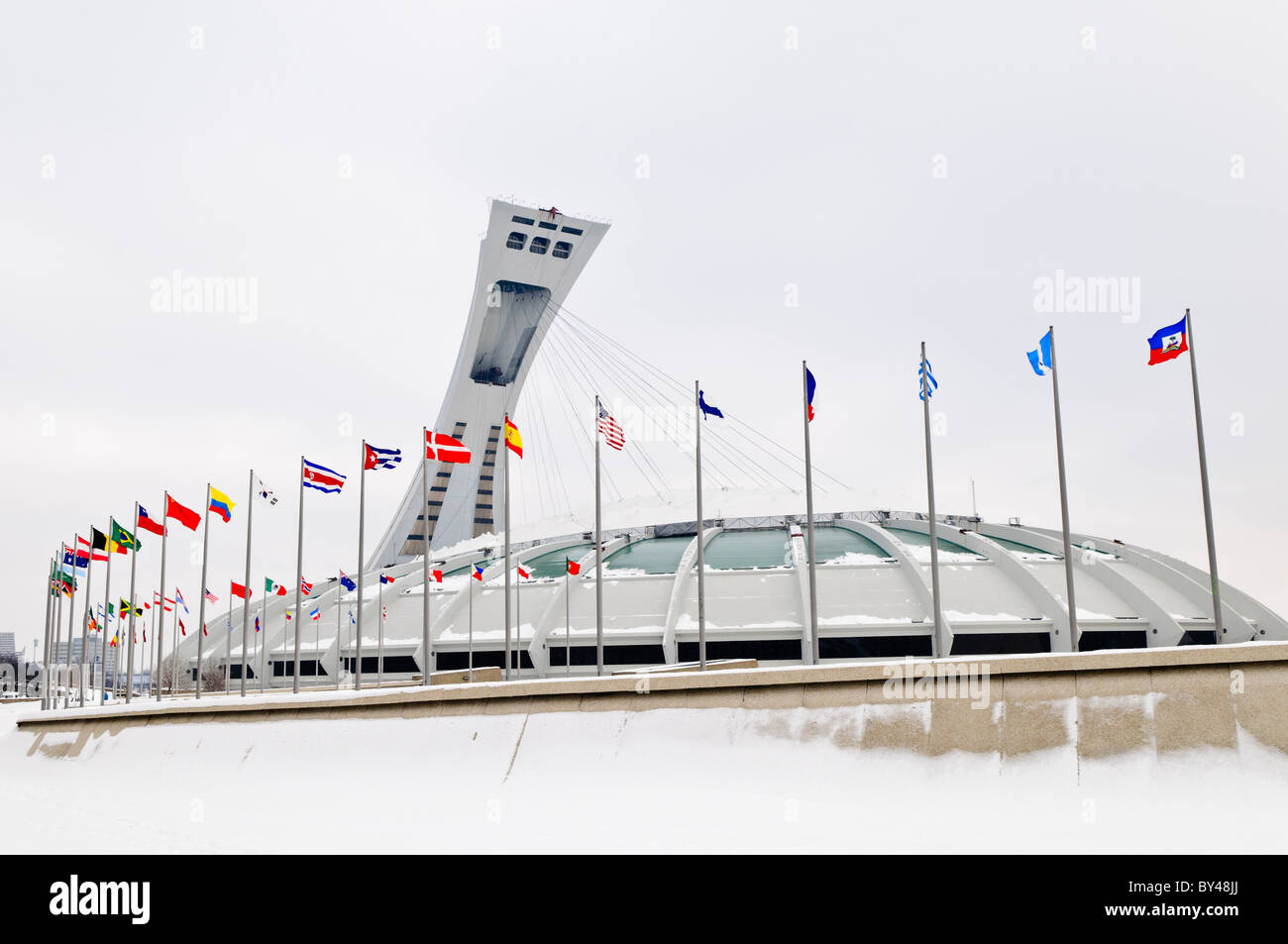 olympiastadion Montreal Kanada // MONTREAL, Kanada – das olympiastadion von Montreal wurde für die Olympischen Sommerspiele 1976 gebaut. In den letzten Jahren, seit das Baseballteam der Montreal Expos nach Washington D.C. verlegt wurde, hat es keinen regulären Mieter und wird für besondere Veranstaltungen genutzt. Stockfoto