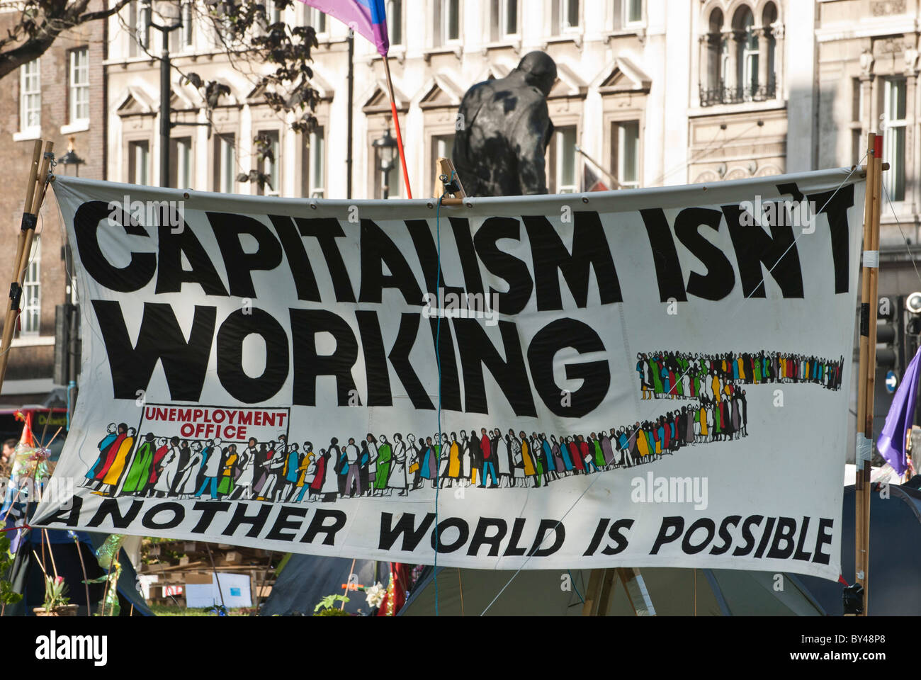 "Kapitalismus funktioniert nicht" Banner Parlament Square Westminster in London. Stockfoto