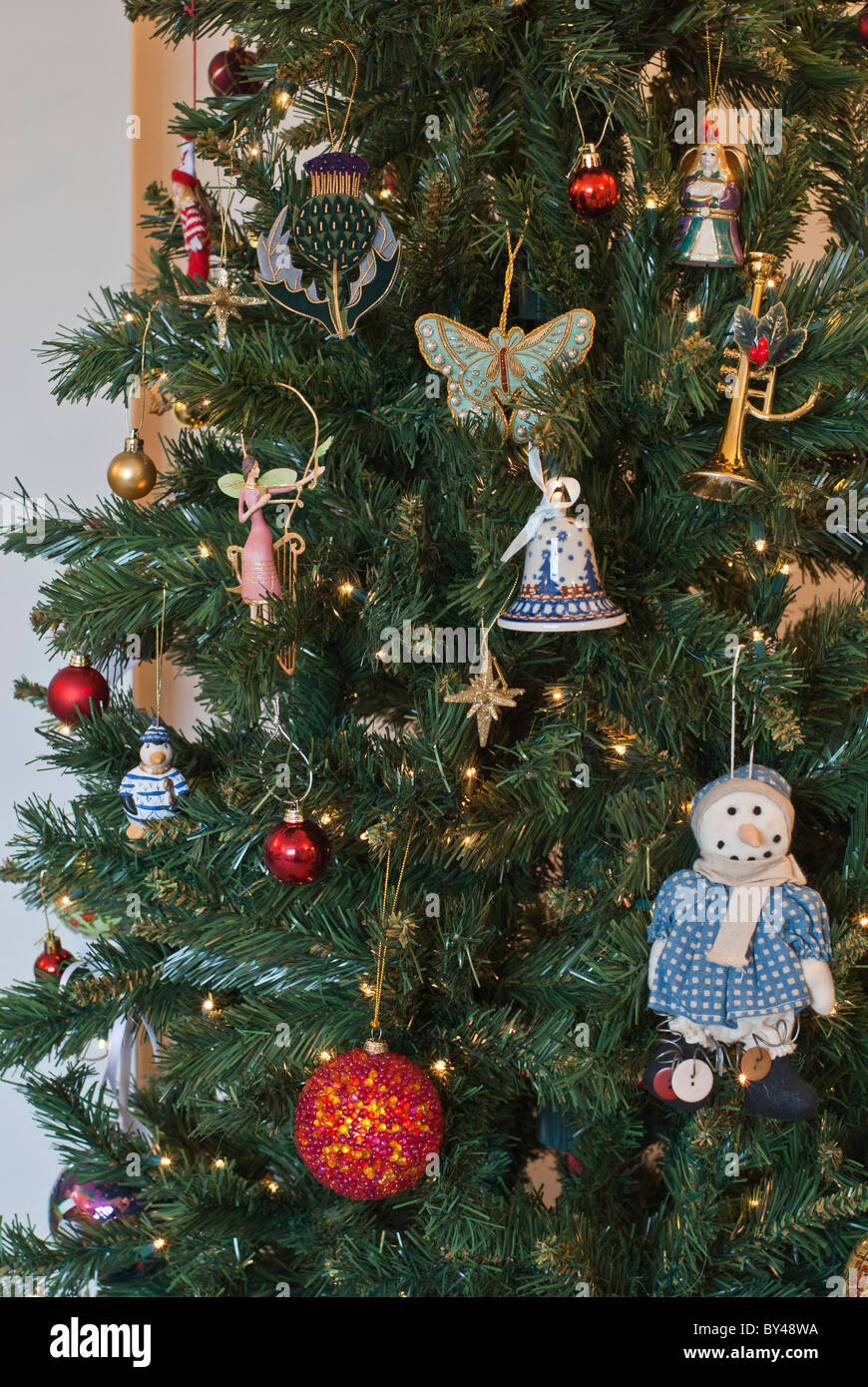 Dekorationen auf künstlicher Weihnachtsbaum. Umweltfreundlicher Weihnachtsbaum als Baum kann über viele Jahre verwendet werden. Stockfoto