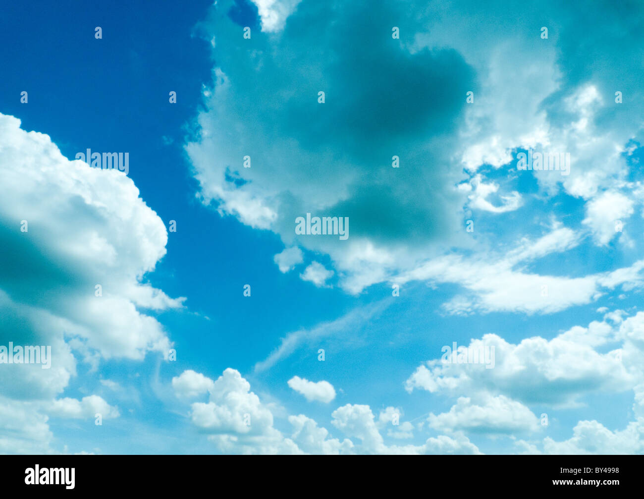 dramatische blauer Himmel mit Wolken, für Hintergründe. Stockfoto