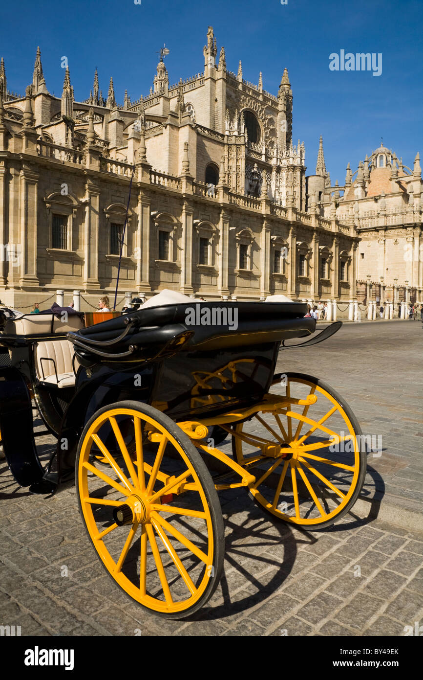 Leer (Pferd) Wagen wartet auf Touristen im Plaza del Triunfo, vor der Kathedrale. Sevilla Spanien. Stockfoto