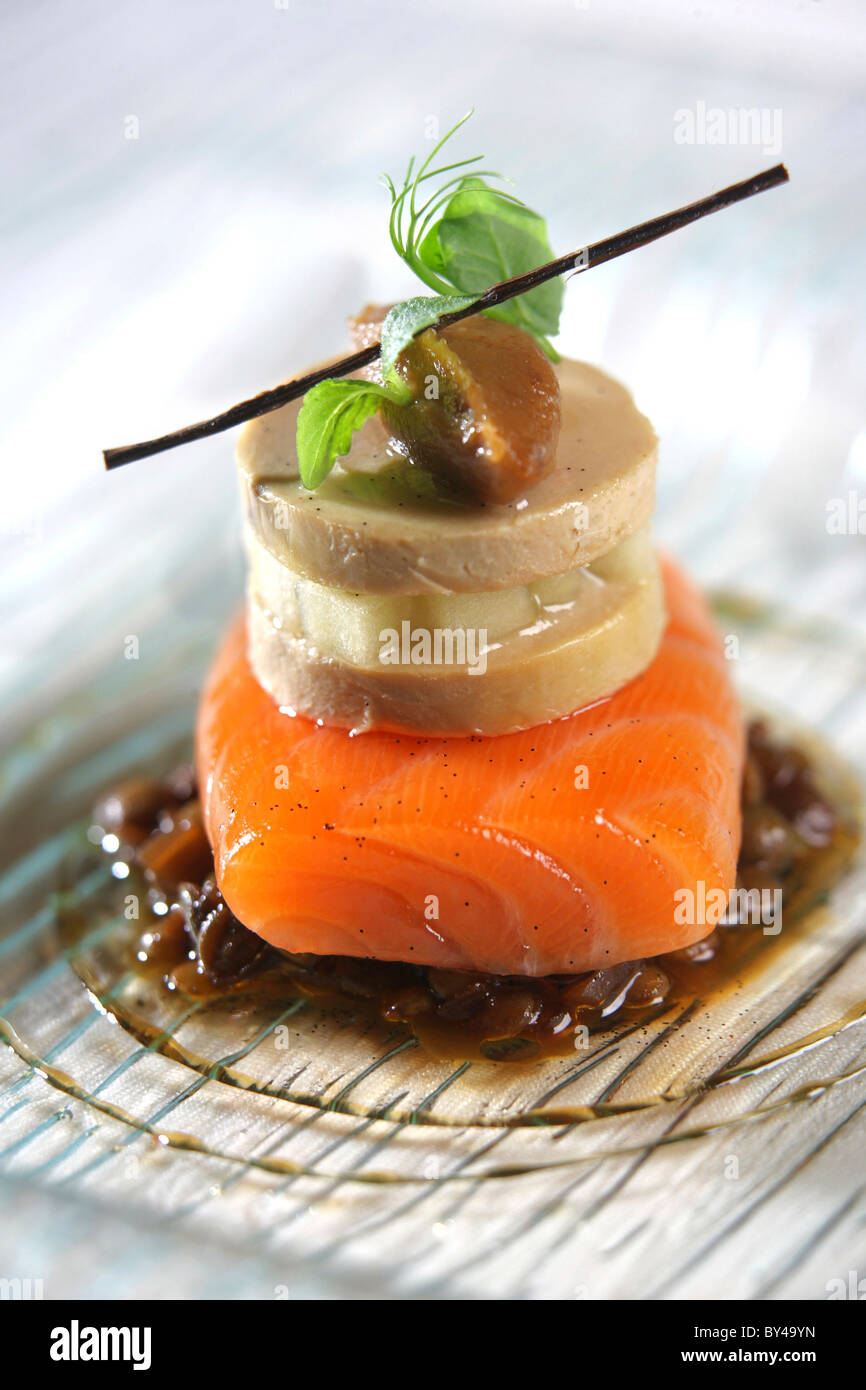 BIO LACHS MI-CUIT, MIT WÜRZIGEN LINSEN, APFELKOMPOTT, FEIGEN-CHUTNEY UND VANILLEÖL STARTER Stockfoto