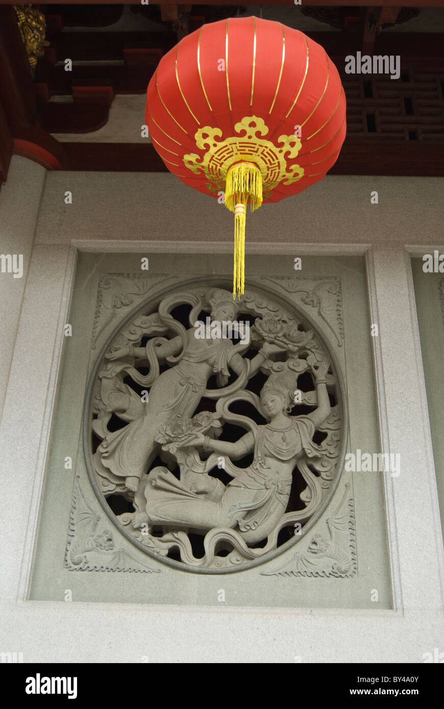 Rote Laterne hängt über einer Steinmauer im Kaiyuan-Tempel, Quanzhou. Stockfoto