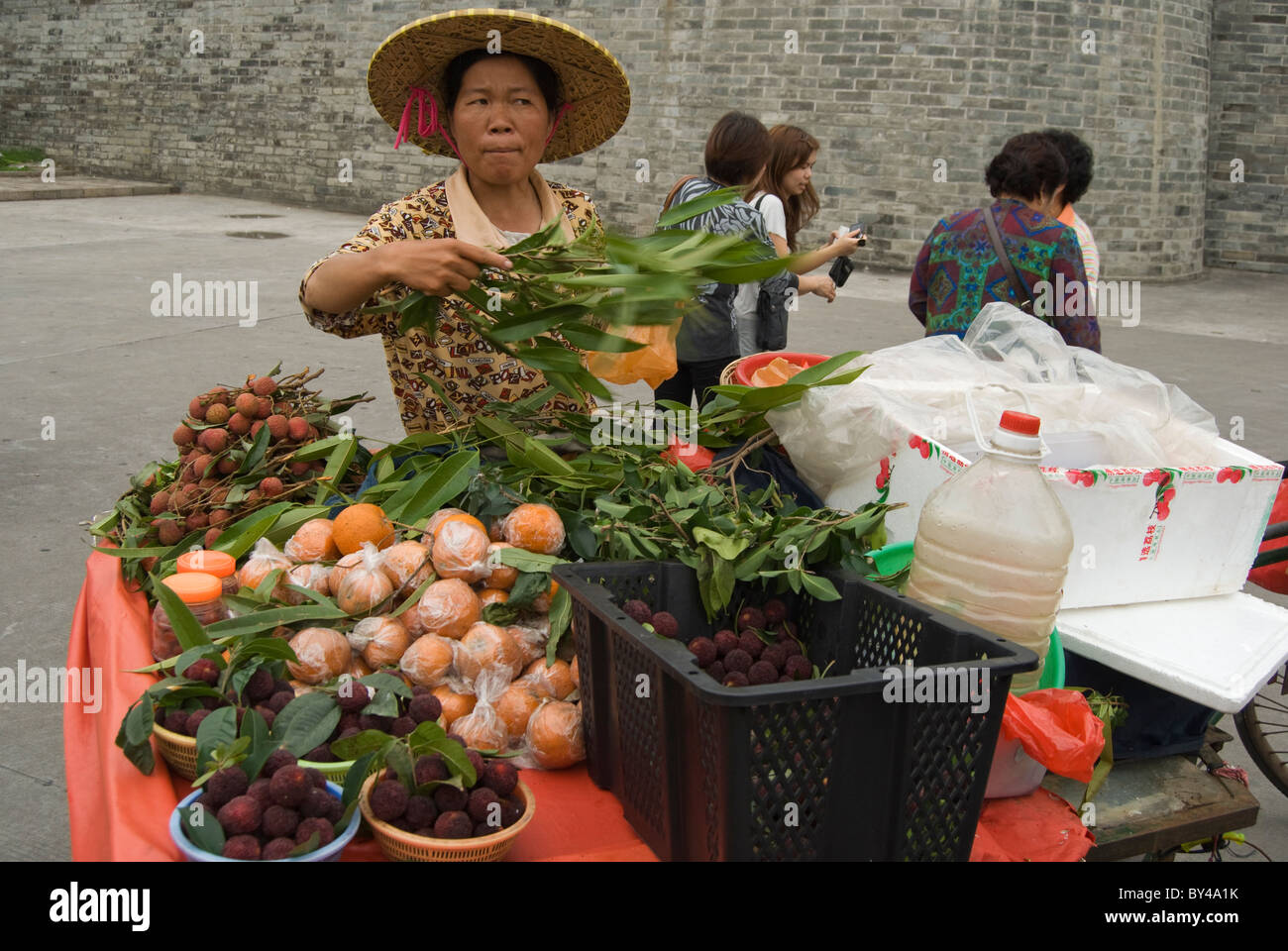 Eine Straße Verkäufer verkaufen Früchte außerhalb der alten Stadtmauer von Chaozhou, Provinz Guangdong Stockfoto