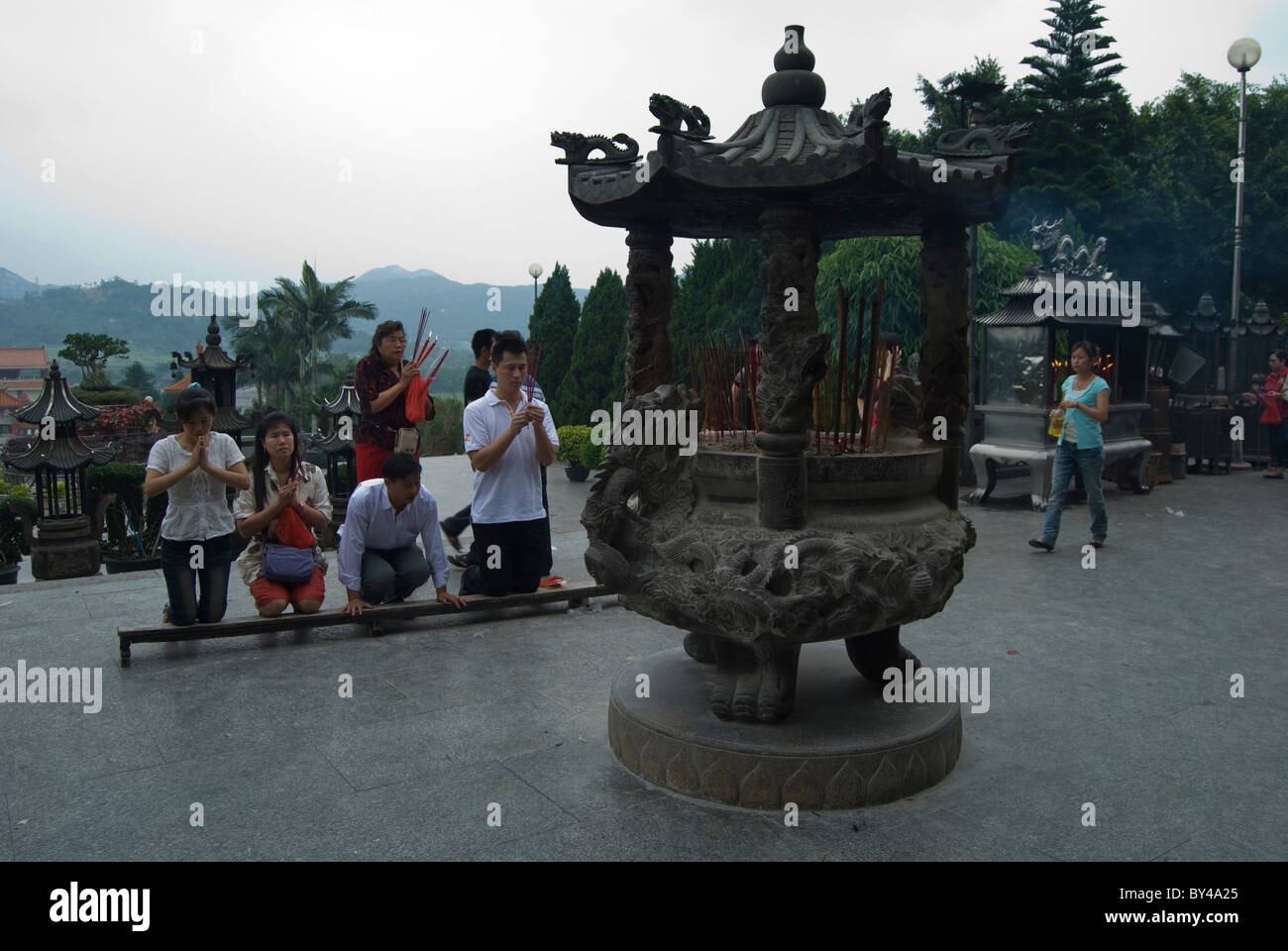 Gläubigen huldigen mit Räucherstäbchen chinesische Götter in Shantou, China Stockfoto