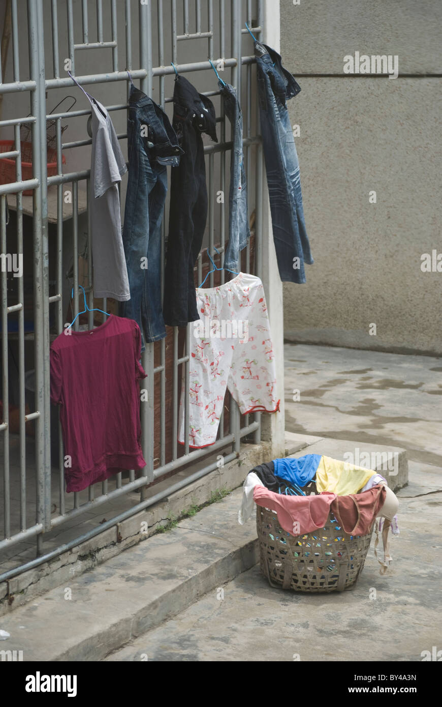 Chinesischer Hand es Kleidung für Sonne trocknen vor ihren Häusern. Stockfoto