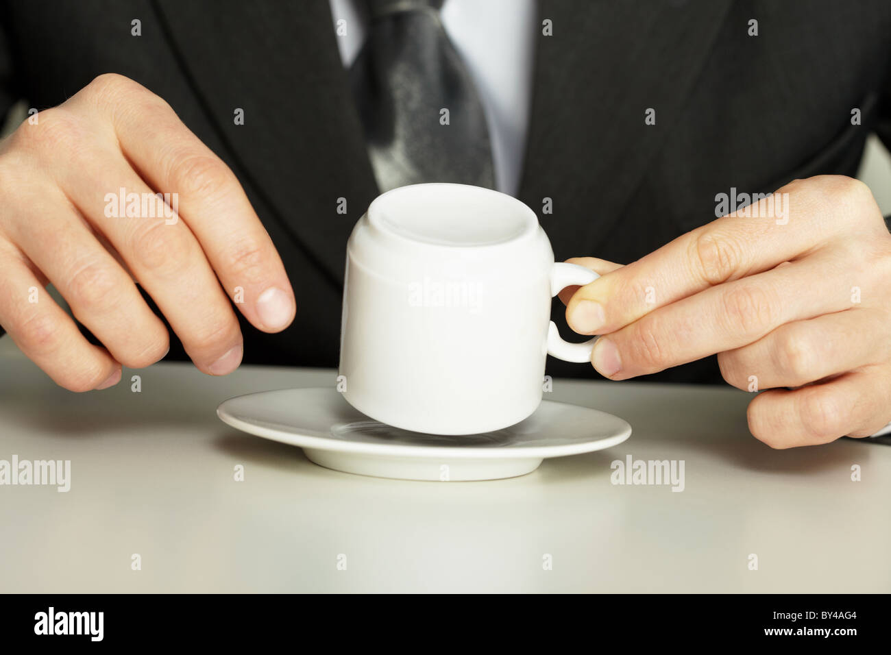 Geschäftsmann Vermutungen auf Kaffee, den Garten hautnah Stockfoto