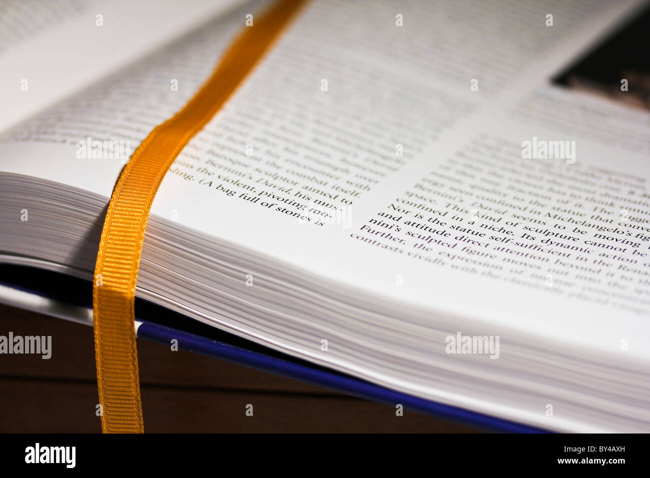Nahaufnahme von Hardcover-Buch, Rand, mit farbigen Goldstoff Lesezeichen. Stockfoto