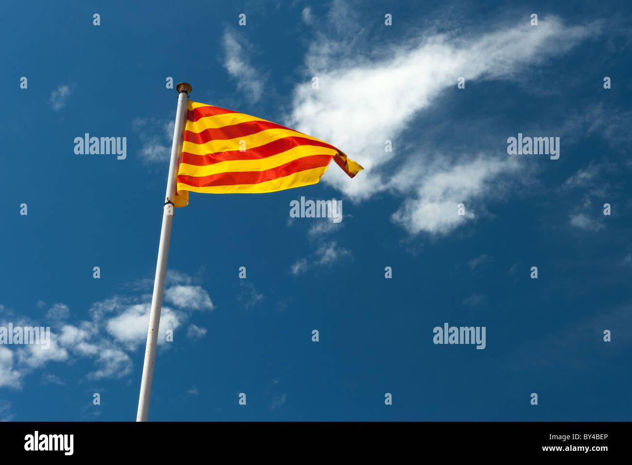 Katalanische Flagge im Wind am blauen Himmel Stockfoto