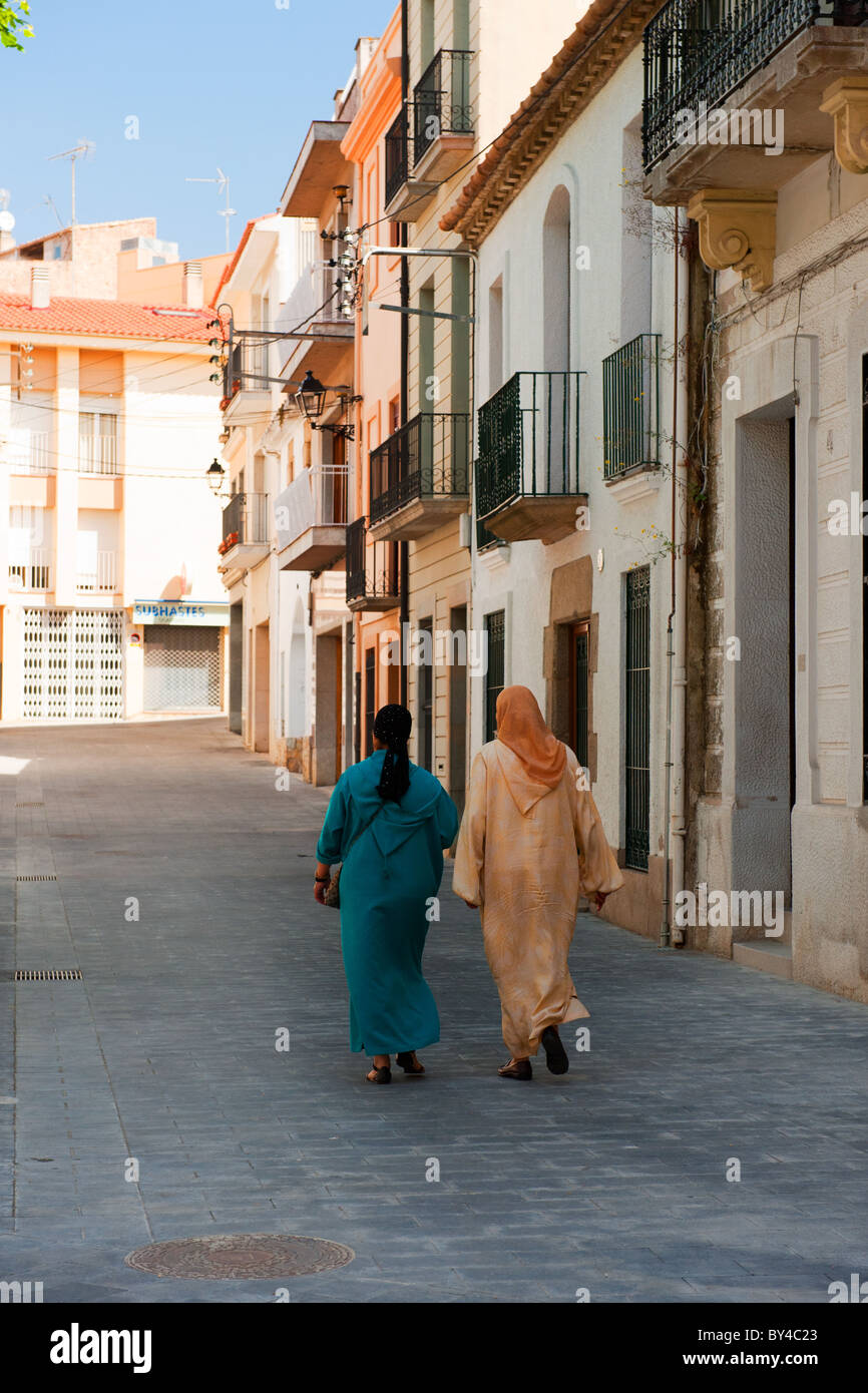 Zwei marokkanische Frau zu Fuß in den spanischen Straßen Stockfoto