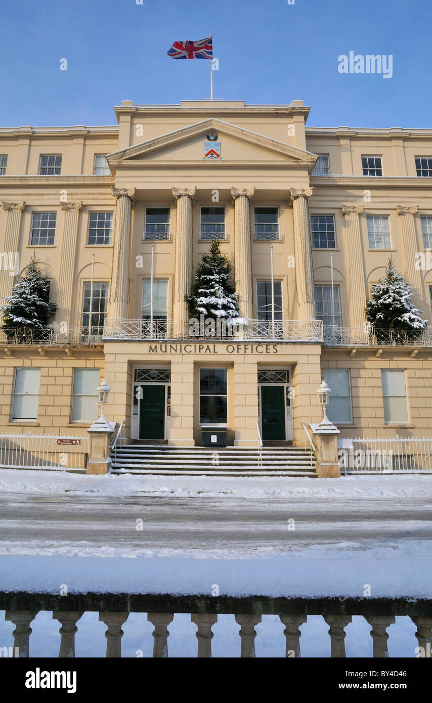 Anschluß-Markierungsfahne fliegt über den städtischen Ämtern, der Stadtrat von Cheltenham, beherbergt eine unbedeutende Stadt im Vereinigten Königreich Stockfoto