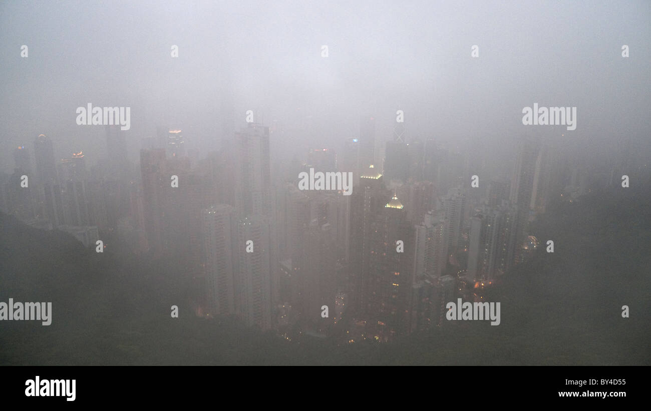 Verschwindende Gebäude durch Nebel und Wolke, Hong Kong Stockfoto