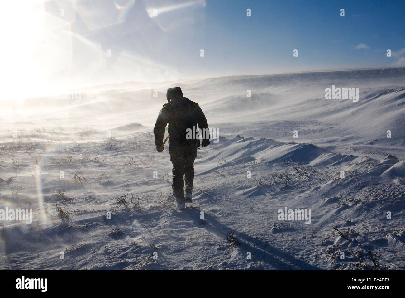 Ein Winterwanderer auf Schrauben rechts in die North Pennines, Nordengland. Stockfoto