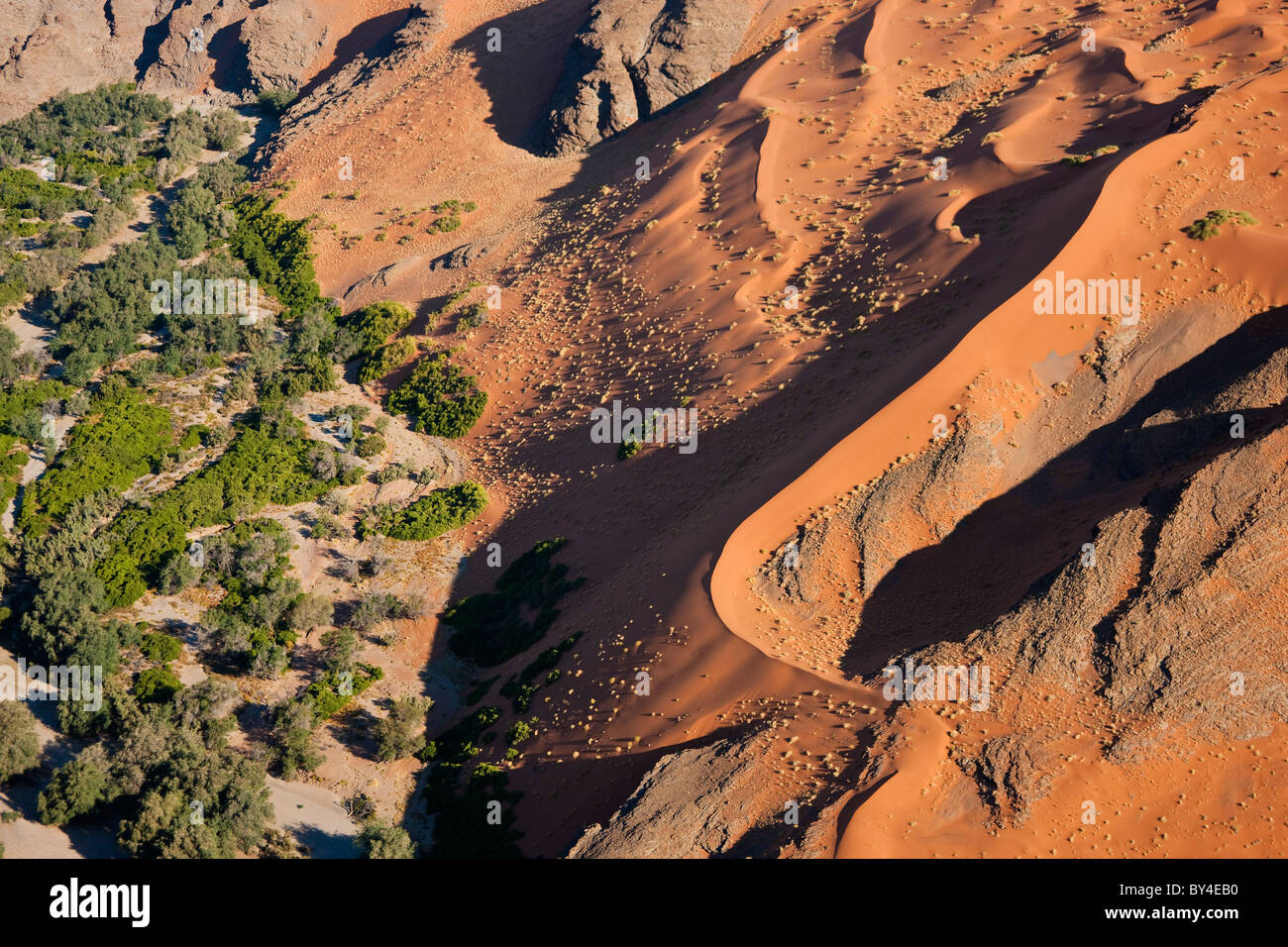 Wüste & fruchtbares Land, Luftaufnahme der Namib-Wüste, Namibia Stockfoto