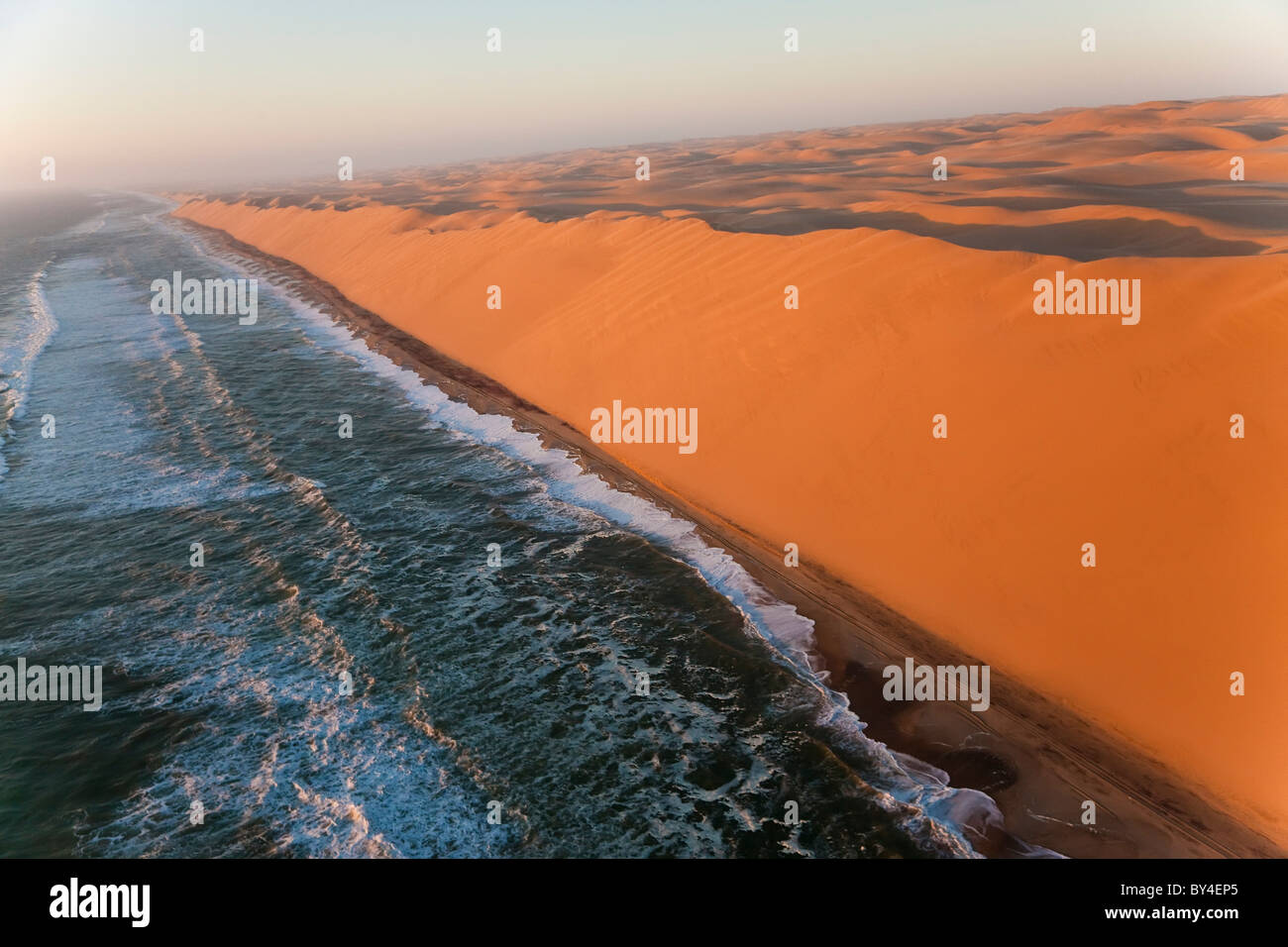 Luftaufnahme über Sanddünen & Meer, Namib-Wüste, Namibia Stockfoto