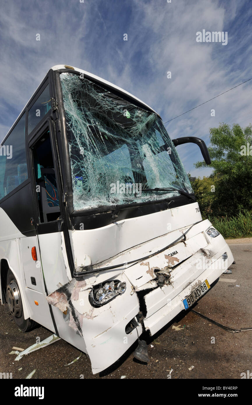 Zerstörten Bus mit zerbrochenen Windschutzscheibe Glas nach einem Autounfall Stockfoto