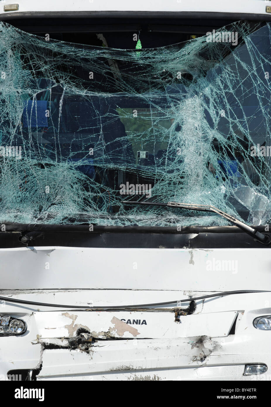 Zerstörten Bus mit zerbrochenen Windschutzscheibe Glas nach einem Autounfall Stockfoto