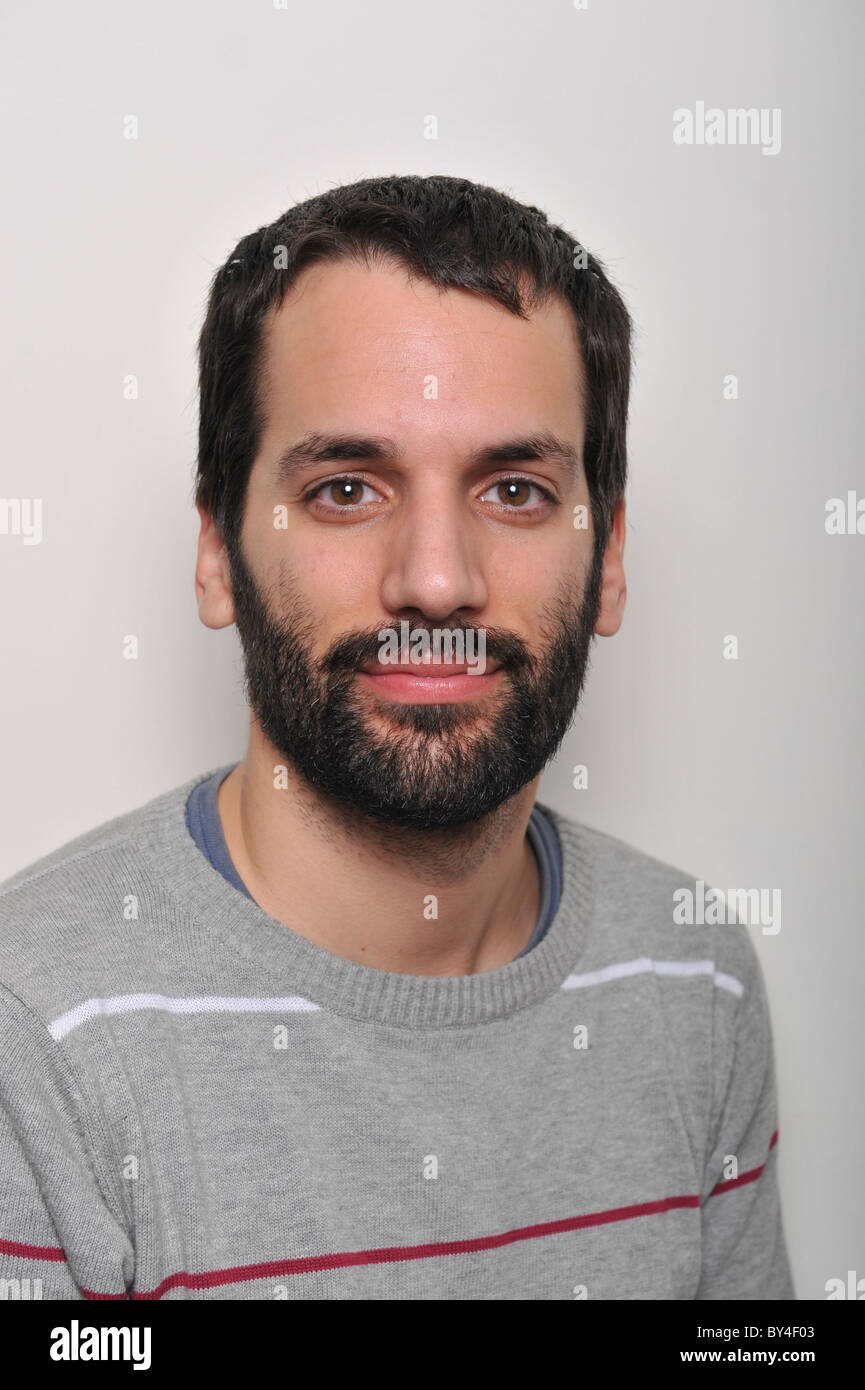 Porträt eines bärtigen jungen Mannes Stockfoto