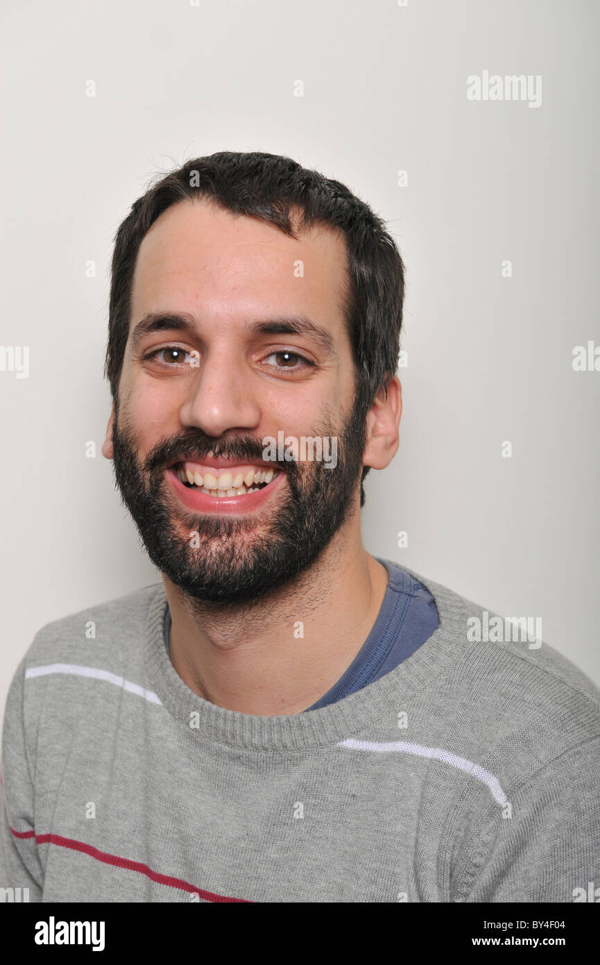 Porträt einer lächelnden bärtigen Jüngling Stockfoto