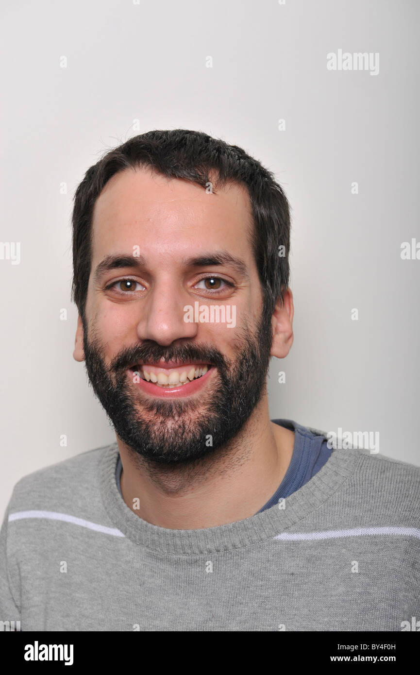 Porträt einer lächelnden bärtigen Jüngling Stockfoto
