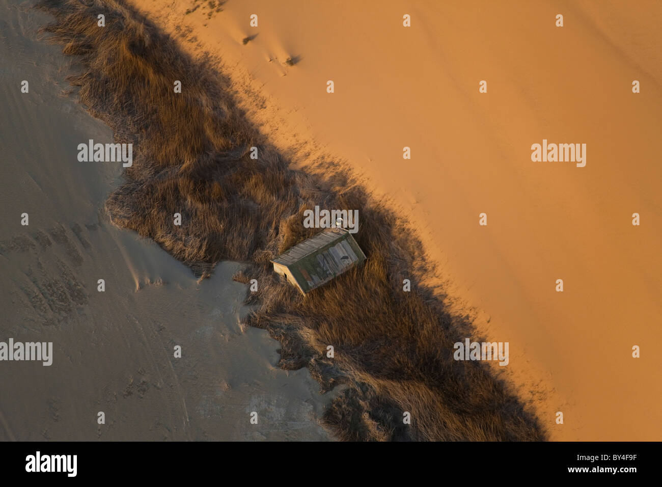 Hütte begraben Sand, Aerial View, Skelton Küste, Namib-Naukluft-Nat-Park, Namib-Wüste, Namibia Stockfoto