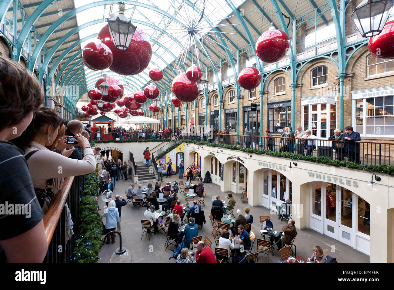 RESTAURANTS, GESCHÄFTE, COVENT GARDEN, EHEMALIGE MARKTHALLE, WEIHNACHTSDEKORATION, LONDON, ENGLAND, GROßBRITANNIEN Stockfoto