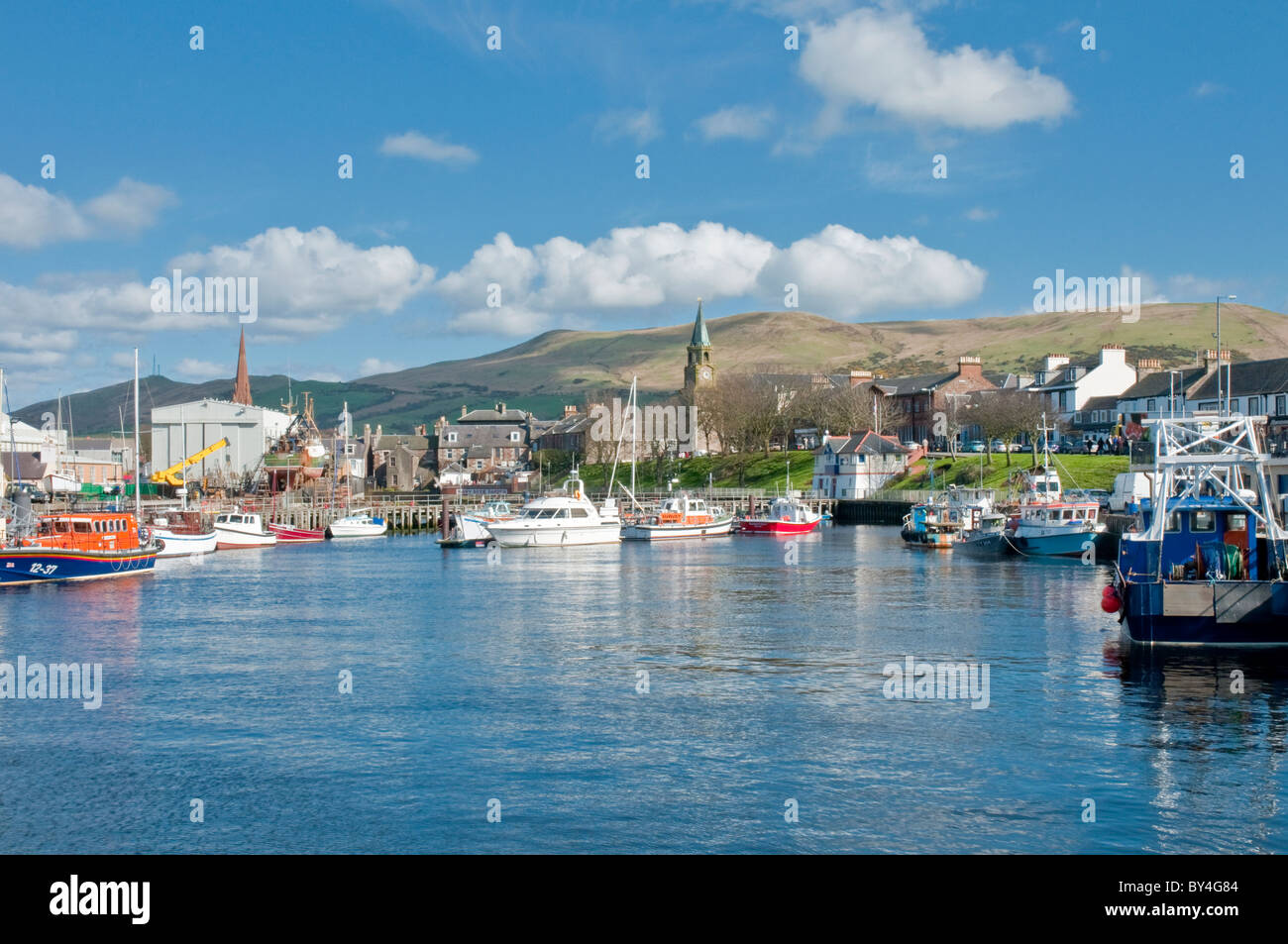 Angeln und Boote im Hafen von Girvan South Ayrshire, Schottland Stockfoto