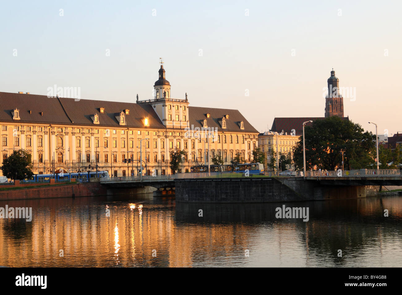 Wroclaw University von Odra River in der Abenddämmerung, Breslau, Niederschlesien, Polen. Stockfoto
