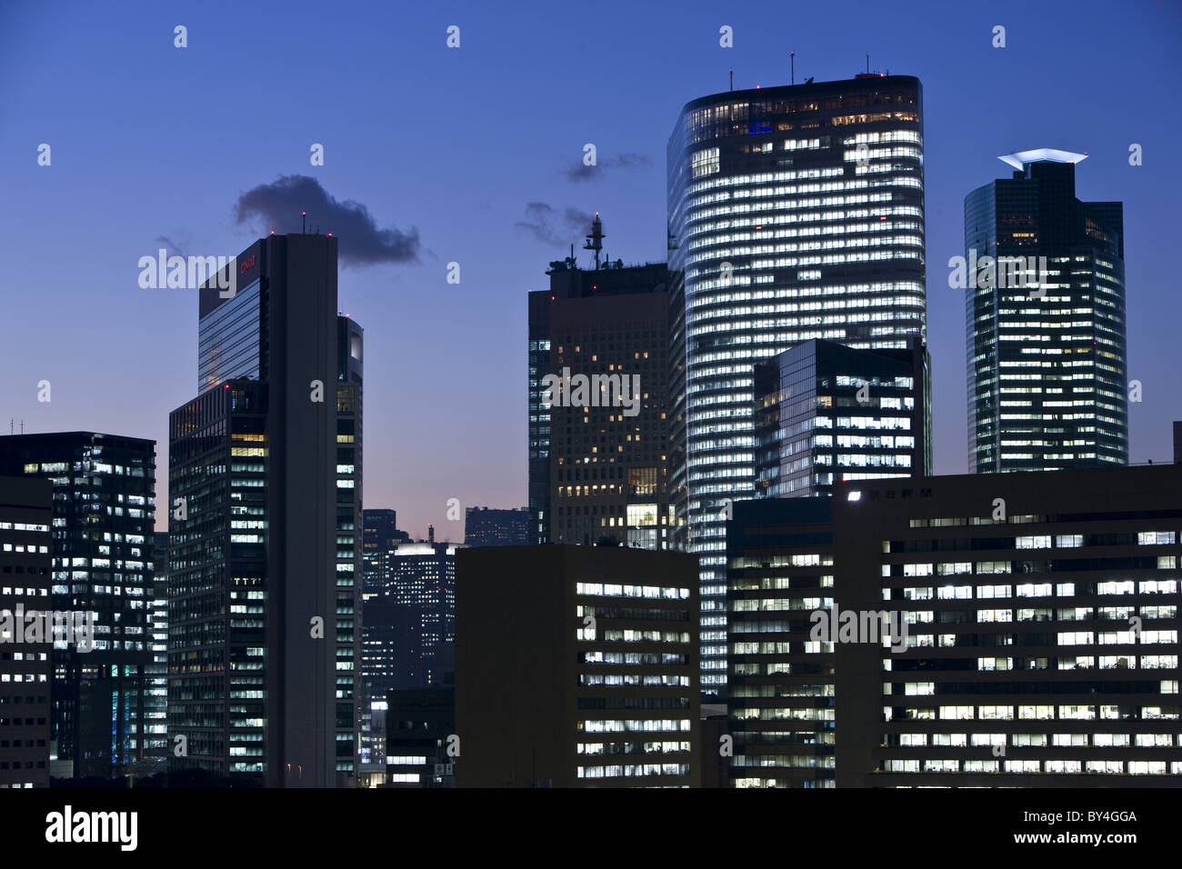 Wolkenkratzer in der Nacht Stockfoto