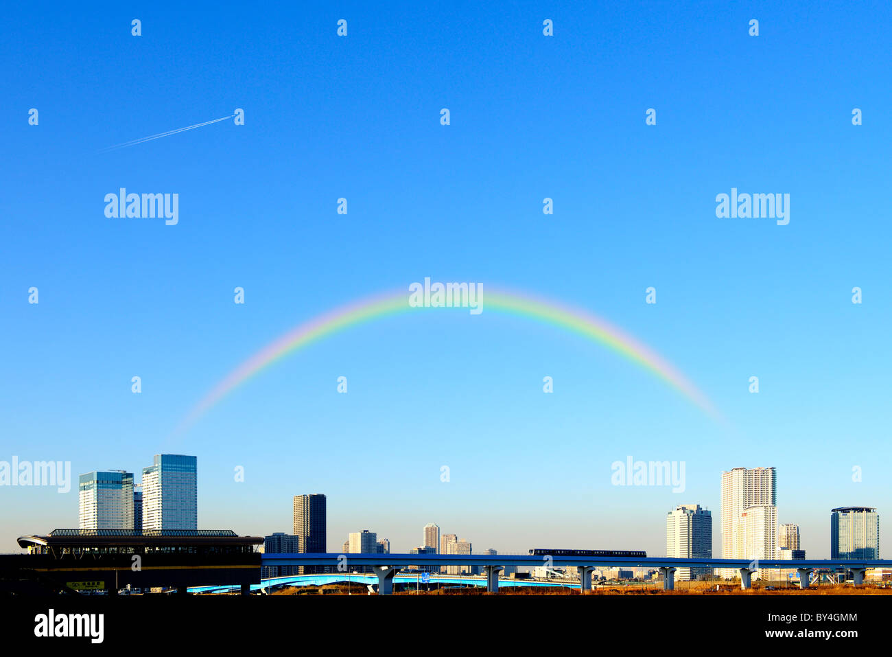 S-Bahn und Rainbow Stockfoto