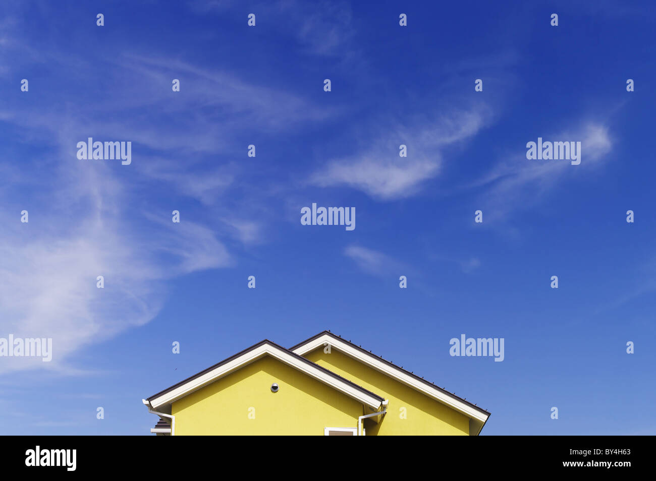 Blauer Himmel über Haus Stockfoto