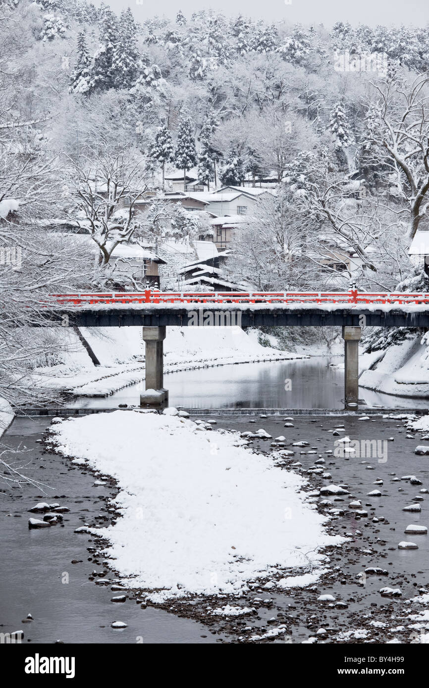Brücke über den Fluss im Winter Stockfoto