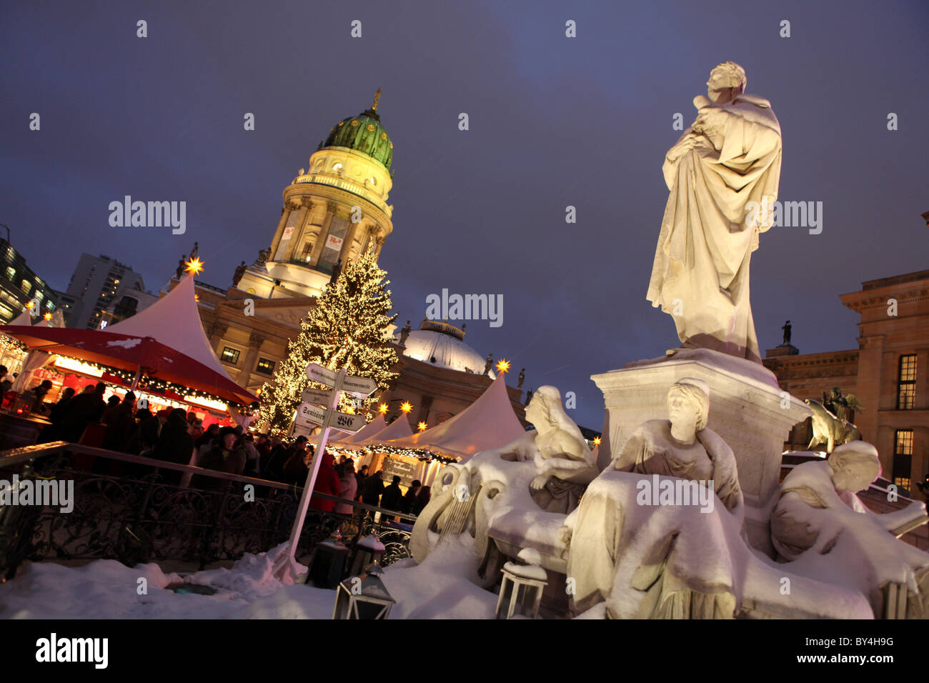 Der Weihnachtsmarkt auf dem Gendarmenmarkt in Berlin, Deutschland. Stockfoto