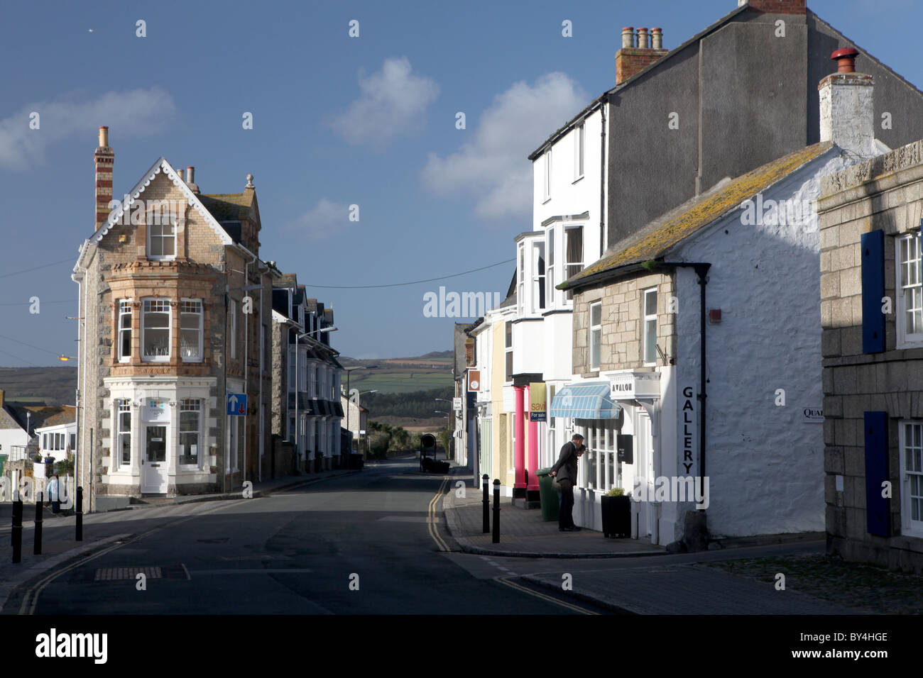 Die Hauptstraße durchquert Marazion, Zivilgemeinde und Stadt in Cornwall, Großbritannien. Stockfoto