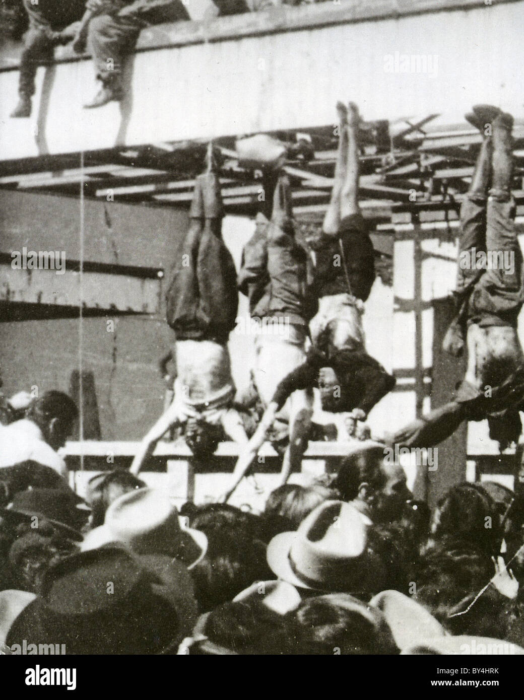 BENITO MUSSOLINI italienische Diktator hängen neben seiner geliebten Claretta Petacci, Mailand, 29. April 1945. Siehe Beschreibung unten Stockfoto